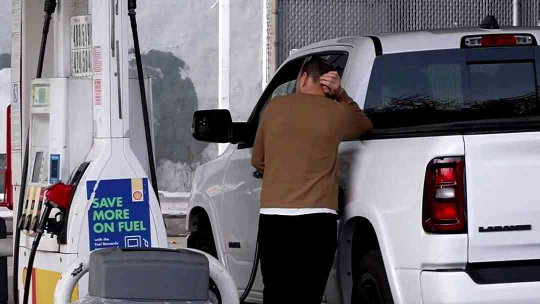 Precio de la gasolina hoy 2 de abril | supera los 4 dólares, en California llega a los 10 dólares | ViX