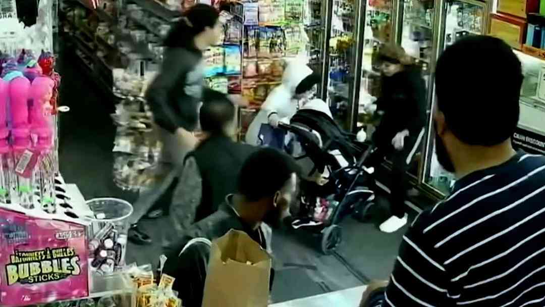 Bala perdida arrebata la vida a una bebé en Brooklyn mientras paseaba con sus padres | ViX