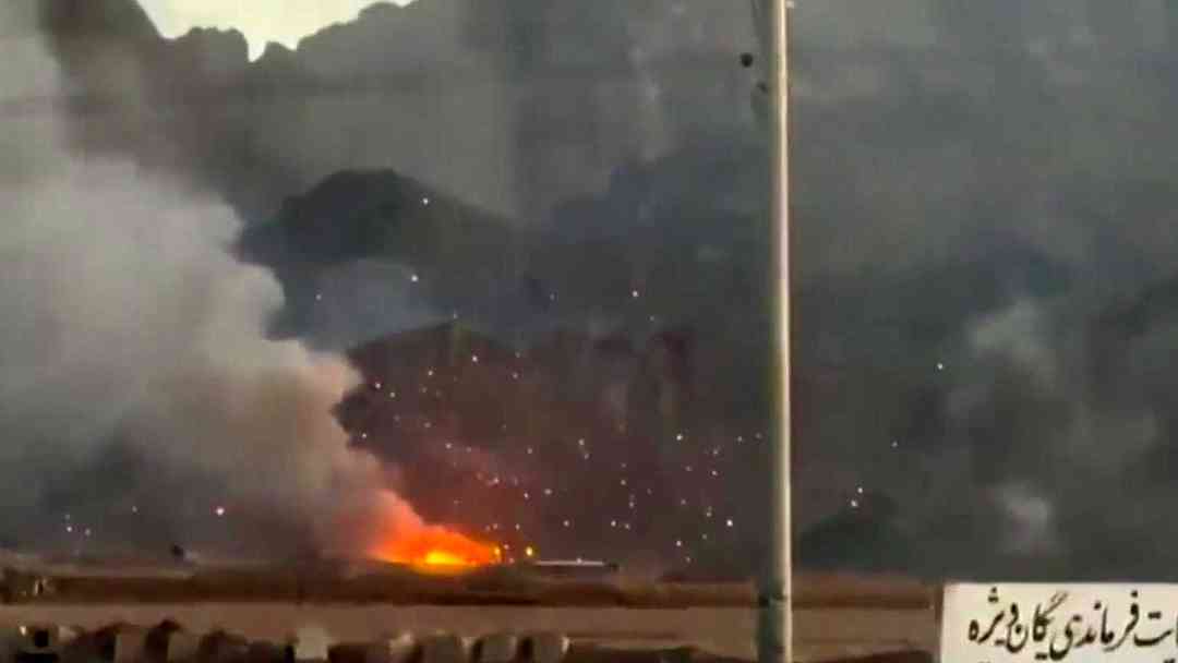 Irán ataca Arabia Saudita y Emiratos con misiles mientras EEUU pide a ciudadanos salir de Bagdad | ViX