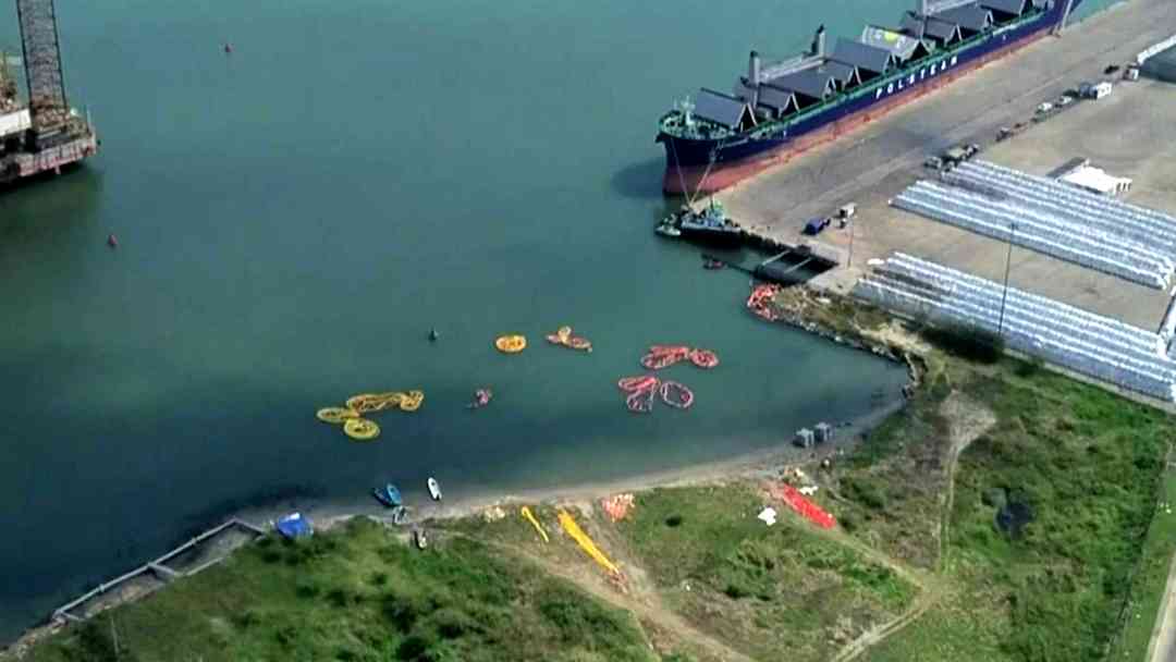 Exigen a Pemex asumir responsabilidad legal por daños tras derrame de petróleo | ViX