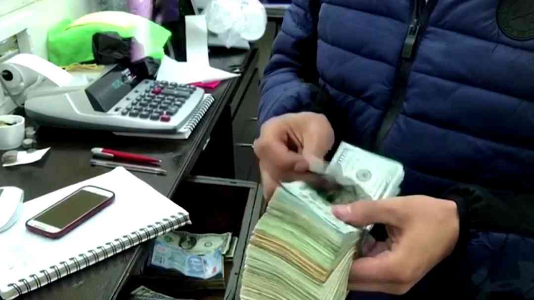 Alza de precios en EEUU y políticas migratorias golpean envío de remesas a México | ViX