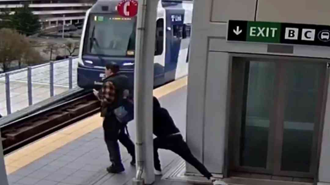 Video: Hombre enfrenta momentos de terror al ser empujado a las vías del tren en Seattle | ViX