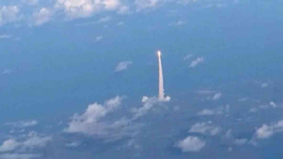 En Video: ¿Cómo se ve el lanzamiento de una nave espacial desde el aire? Pasajeros graban despegue de Artemis II | ViX
