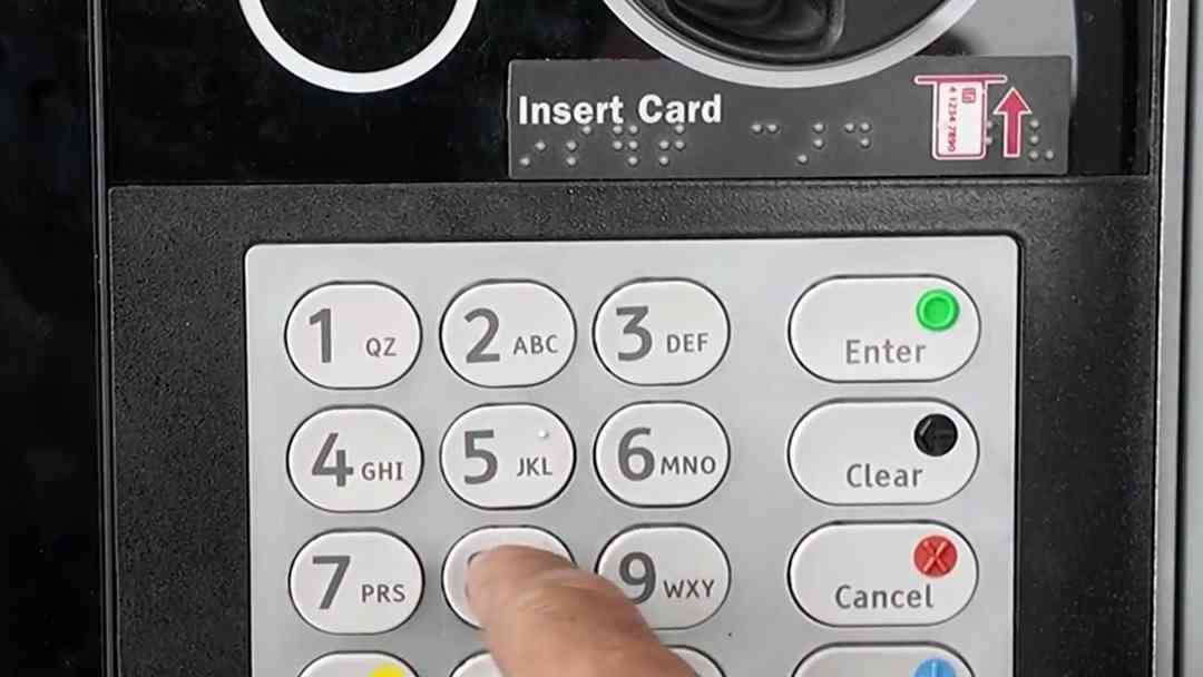 ¿Adiós a cuentas bancarias y remesas? La propuesta de ley en Arizona que amenaza a indocumentados | ViX