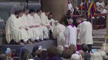 Papa León XIV lava pies a sacerdotes en el Vaticano durante el Jueves Santo