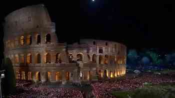 El Papa León XIV carga la cruz en el Coliseo de Roma y encabeza el tradicional Viacrucis