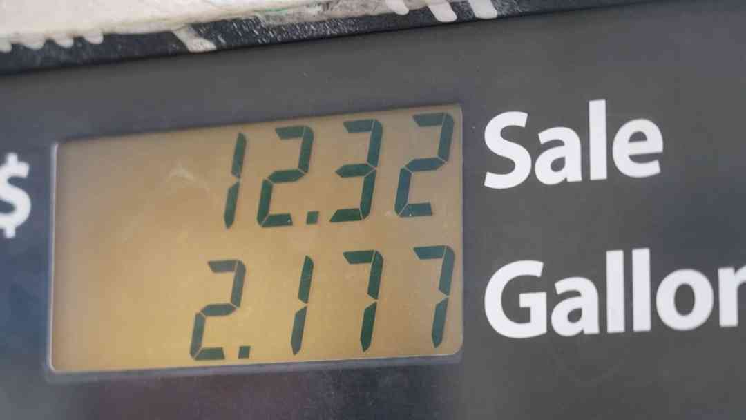 Precio de gasolina no da tregua: Familias recortan gastos de comida para tener combustible en sus vehículos | ViX