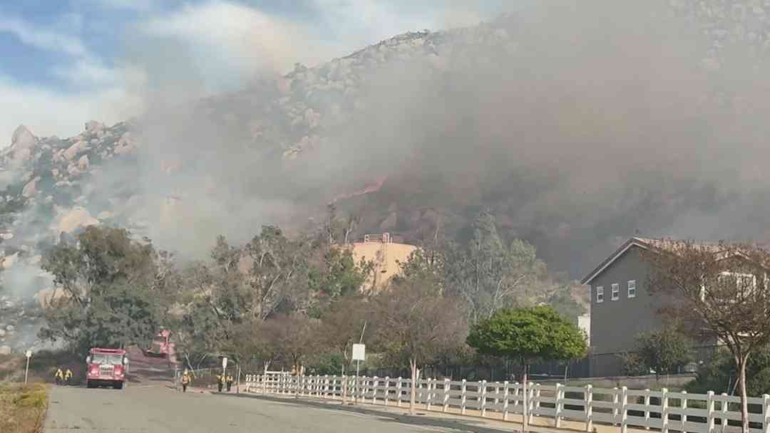 “El fuego estaba justo detrás de las casas”: evacúan a miles en California | ViX