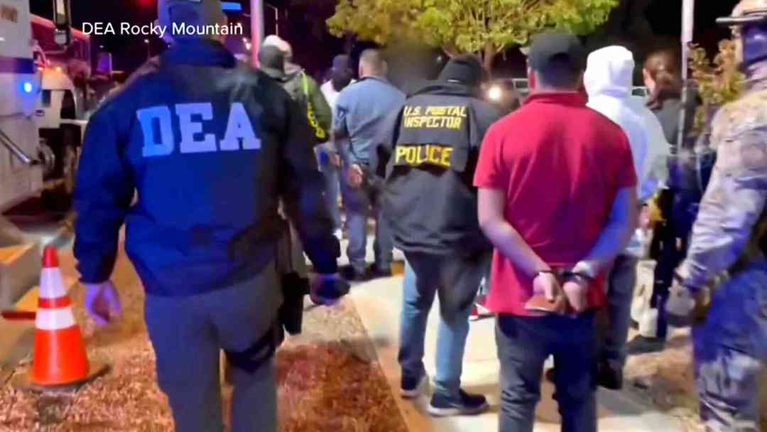 Juez federal exime a Colorado de asumir labores migratorias del gobierno | ViX