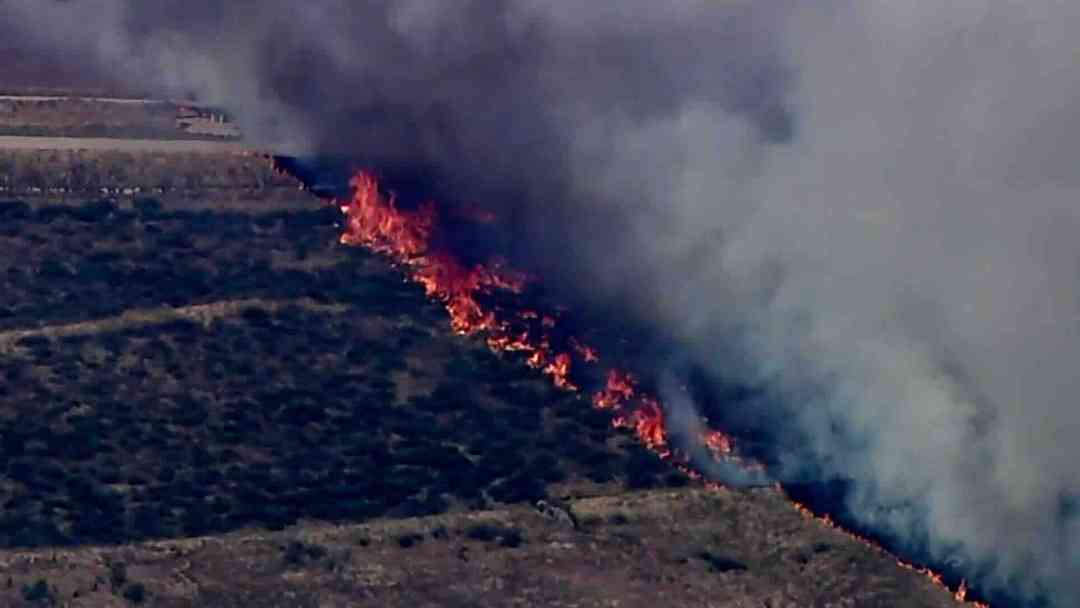 Incendio en Moreno Valley alerta sobre temporada de riesgo en California | ViX