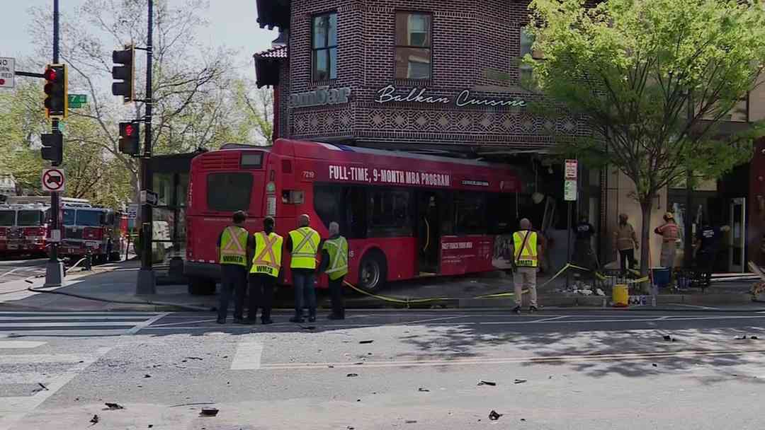 Metrobús se estrella contra restaurante en Washington D.C.; hay tres heridos | ViX
