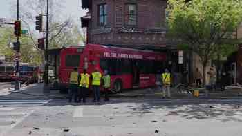 Metrobús se estrella contra restaurante en Washington D.C.; hay tres heridos