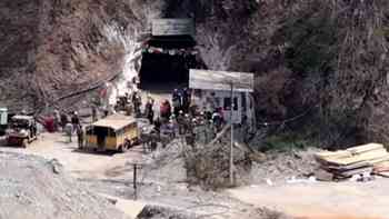 Instalan bombas eléctricas para salvar a tres mineros de una mina en Sinaloa, México
