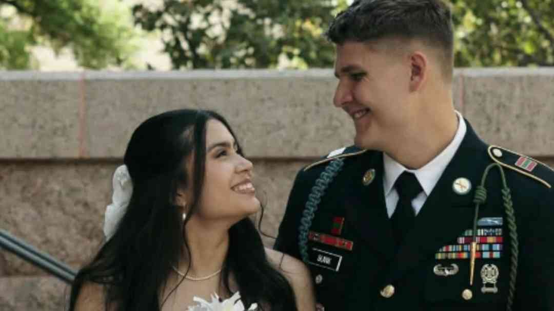 Historia de pareja recién casada se transforma: ICE detiene a esposa de un sargento del ejército | ViX