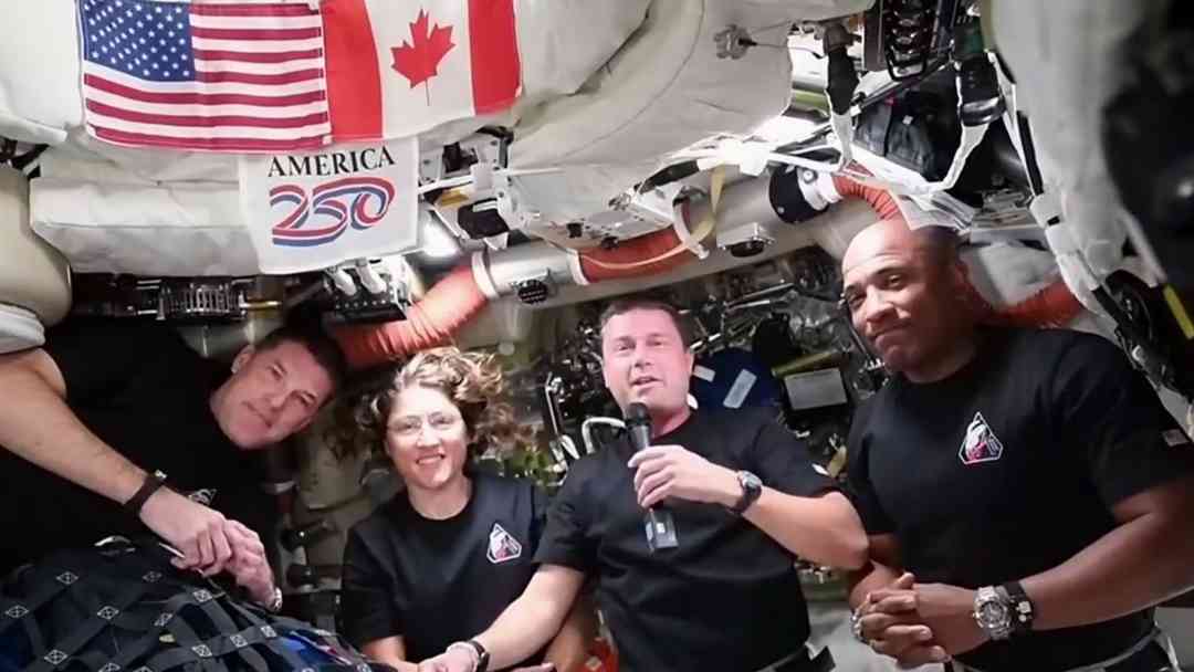 "Estoy muy orgulloso de ustedes": Donald Trump habla con los astronautas que rompieron récord con Artemis II | ViX