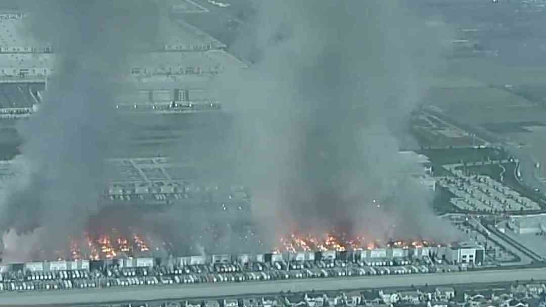 Bomberos combaten un incendio en Ontario tras el arresto de un sospechoso de iniciar el fuego | ViX