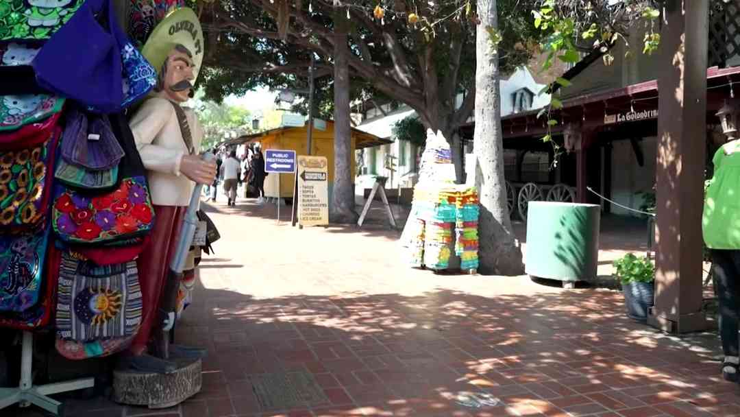 "Estamos batallando": El grito de auxilio de negocios en la histórica Plaza Olvera en Los Ángeles | ViX