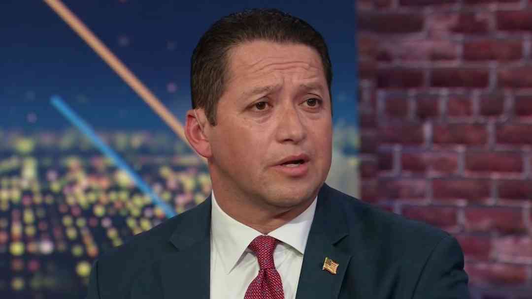 Tony González enfrenta nuevos señalamientos por mensajes explícitos a exempleada | ViX