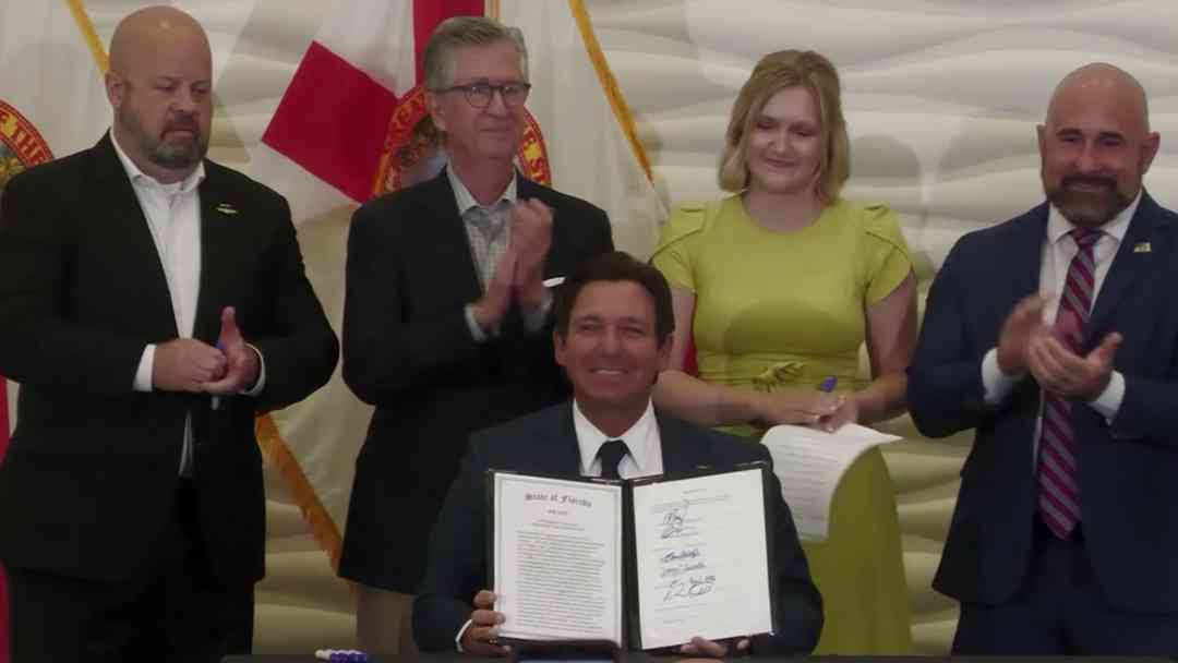 Ron DeSantis firma ley que permite designar grupos como terroristas | ViX