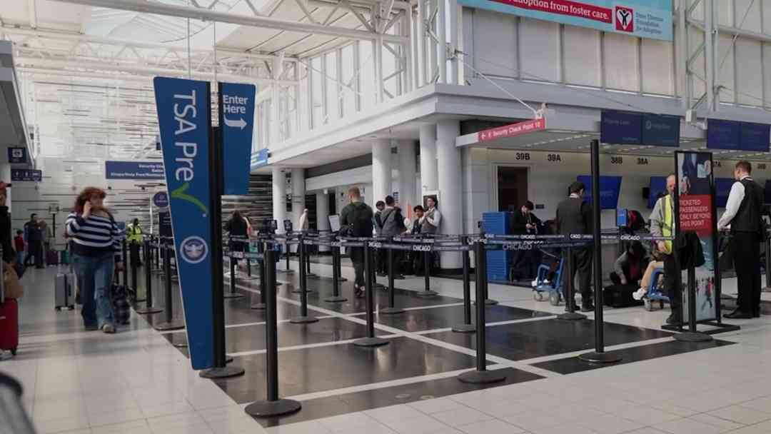 Mark Wayne Mullin advierte que aeropuertos de ciudades santuario podrían perder vuelos internacionales | ViX