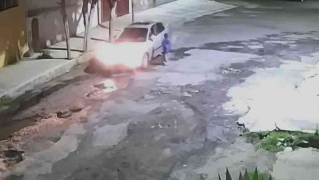 Captan a padre abandonando a niño en vía pública en Ciudad de México | ViX