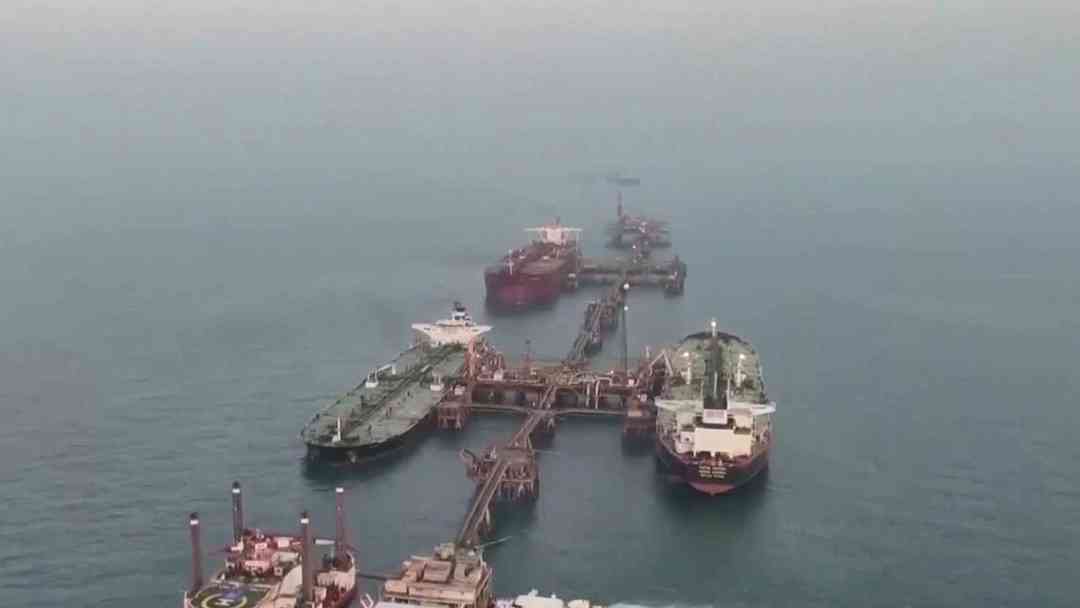 Reapertura del Estrecho de Ormuz da un respiro al petróleo, Pakistán sigue como mediador | ViX