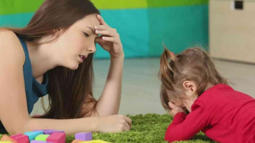 ¿Es peligroso el truco viral para callar llanto de niños? Doctora aclara cómo regular las emociones | ViX