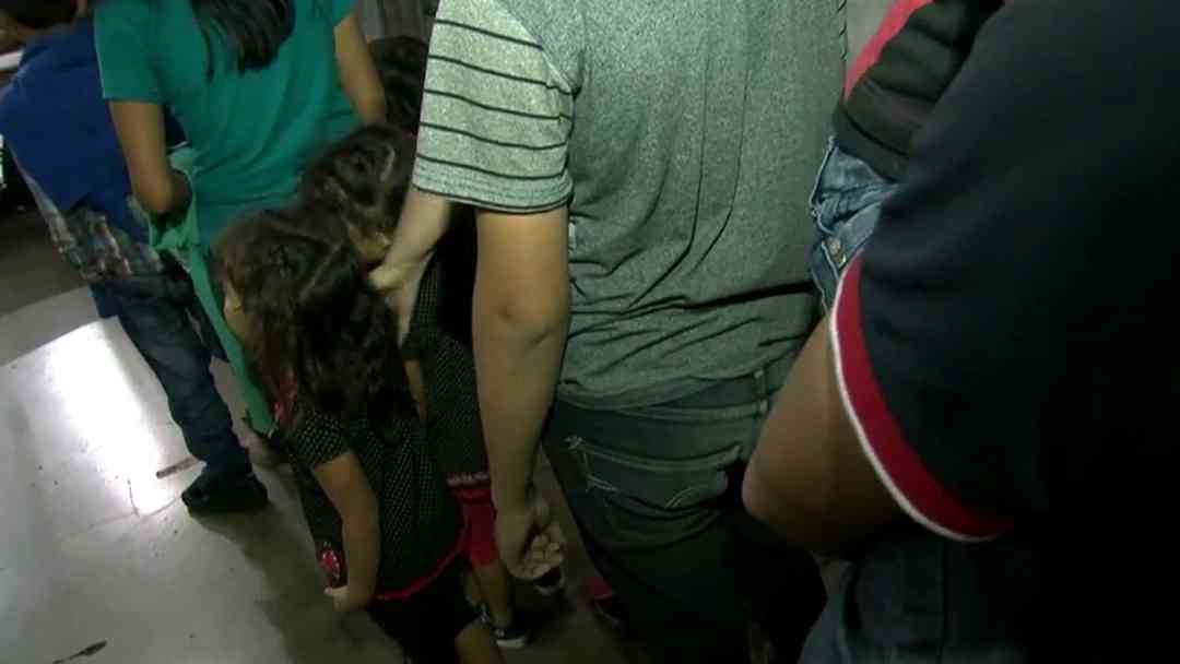 Arrestos de inmigrantes sin antecedentes por ICE se disparan un 770% bajo la era Trump | ViX