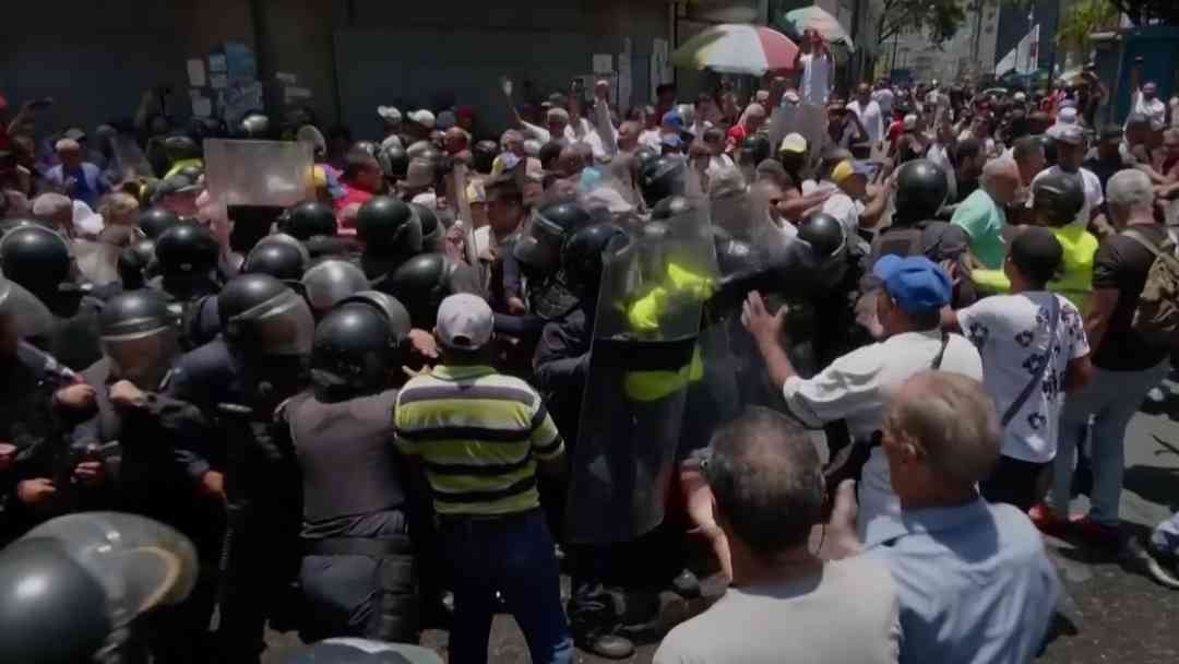 Policía dispersa con gases marcha de trabajadores hacia Miraflores en Caracas, Venezuela | ViX
