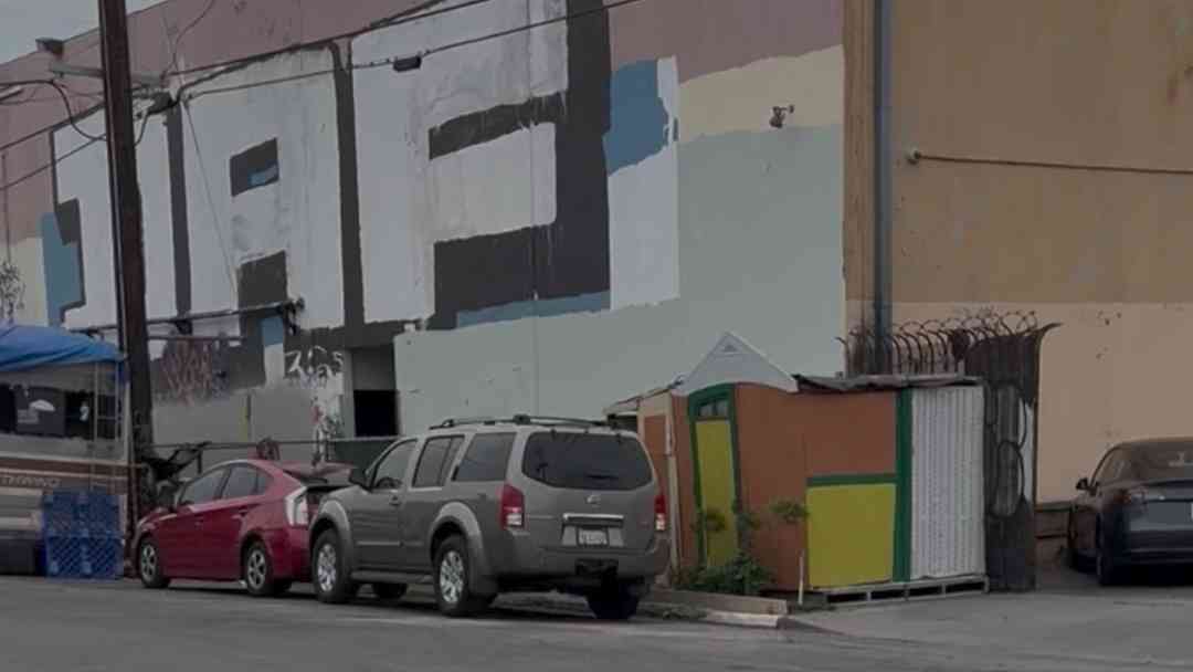 Hispano en Los Ángeles construye casa de madera y lamina propia luego de vivir en la calle | ViX