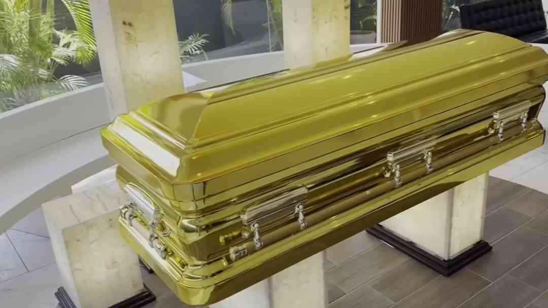 En México se ofrecen narcoataúdes de acero dorado en funerarias | ViX