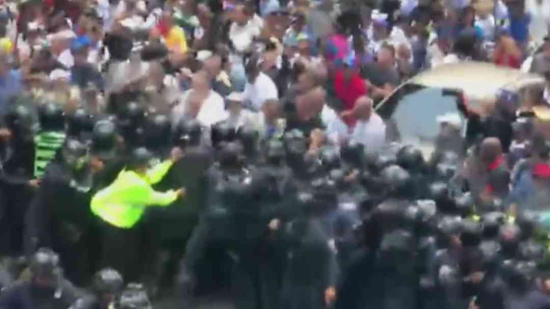 Manifestaciones en Venezuela | Roban equipo a periodistas ¿hay nueva ola de represión en el país? | ViX