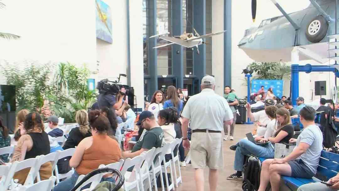 Miles de personas en San Diego esperan el regreso de Artemis II entre expectativa y ambiente de fiesta | ViX