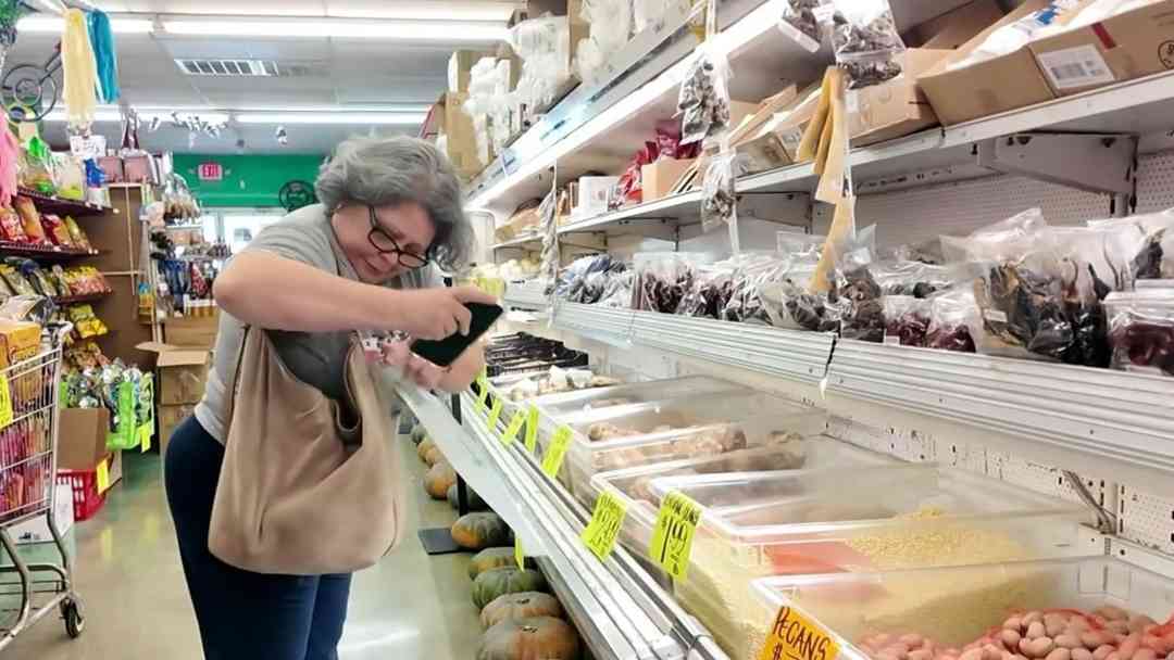 “Los que sufrimos somos nosotros los consumidores”: El golpe de la guerra al bolsillo de las familias | ViX