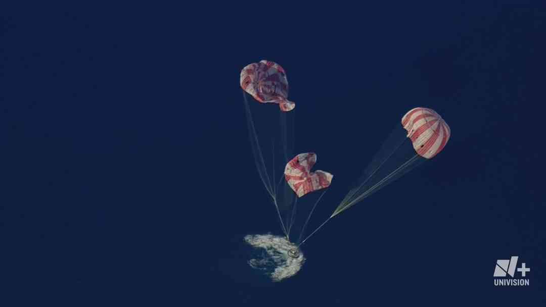 Video: Momento exacto del amerizaje de Artemis II en costas de San Diego hoy | ViX