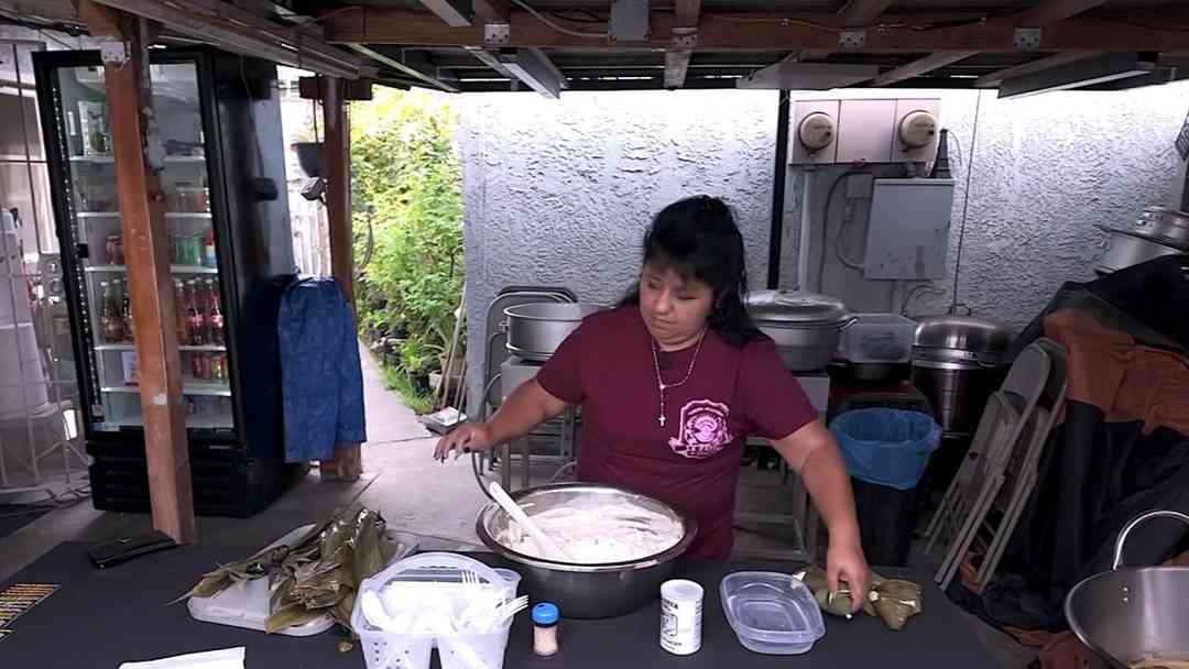 ¿Cocinar desde casa podría convertirse en un negocio formal? Te contamos más del apoyo a emprendedores en LA | ViX