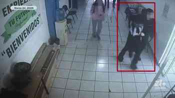 Revelan video del momento en que estudiantes detienen a atacante en escuela de Michoacán