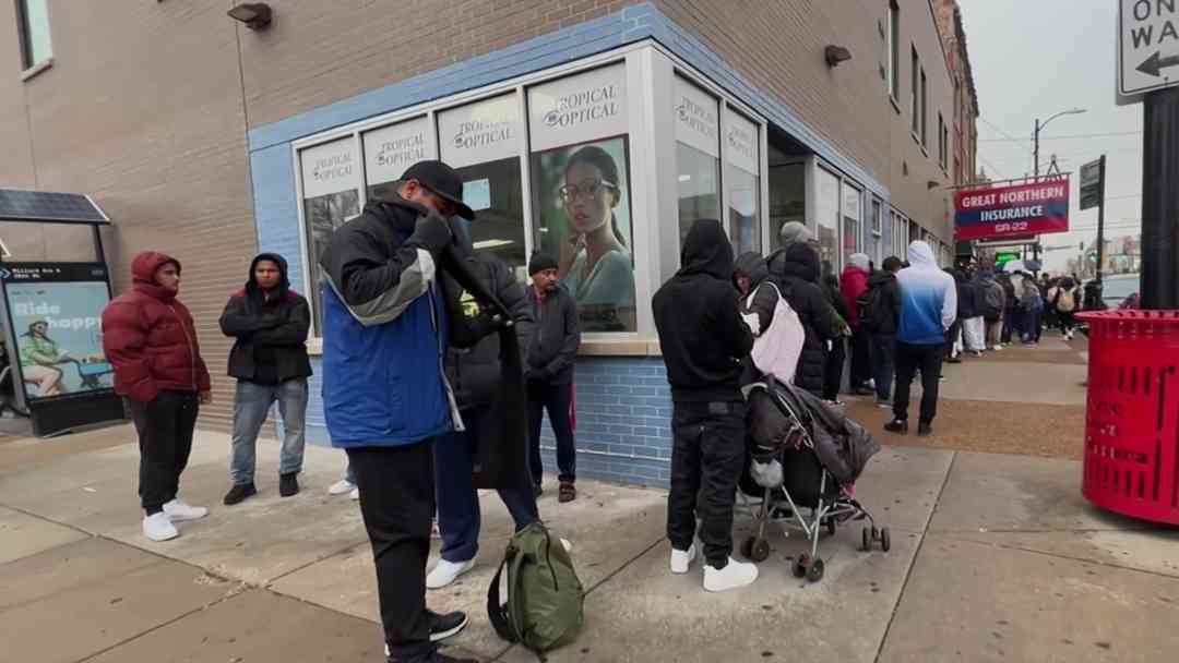 Venezolanos quedan en limbo tras fin del TPS y retornan por tierra sin pasaporte | ViX