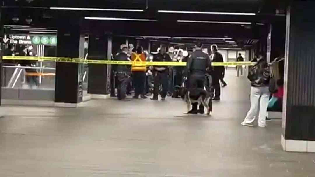 “Lucifer”, hombre armado ataca a personas en el metro de NY y policía lo abate | ViX