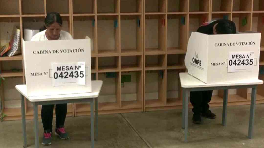 Perú extiende jornada de votación tras fallas logísticas que afectaron a miles de ciudadanos | ViX