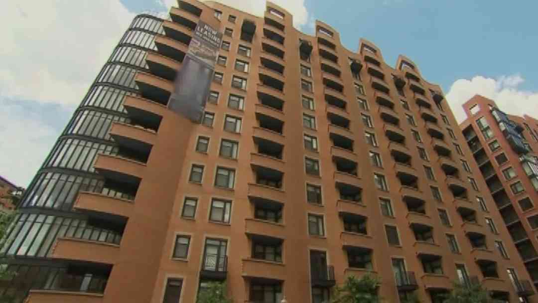 Crisis de vivienda en EEUU deja déficit de 10 millones y golpea a hispanos | ViX