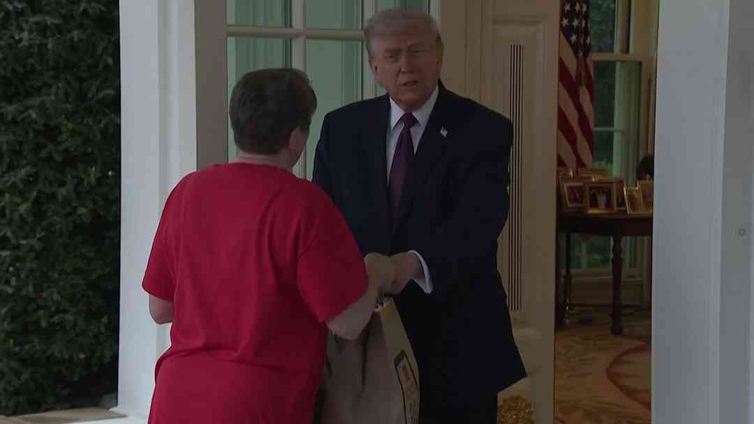 Trump recibe pedido de McDonald’s en la Casa Blanca; destaca ahorro en propinas a trabajadores | ViX