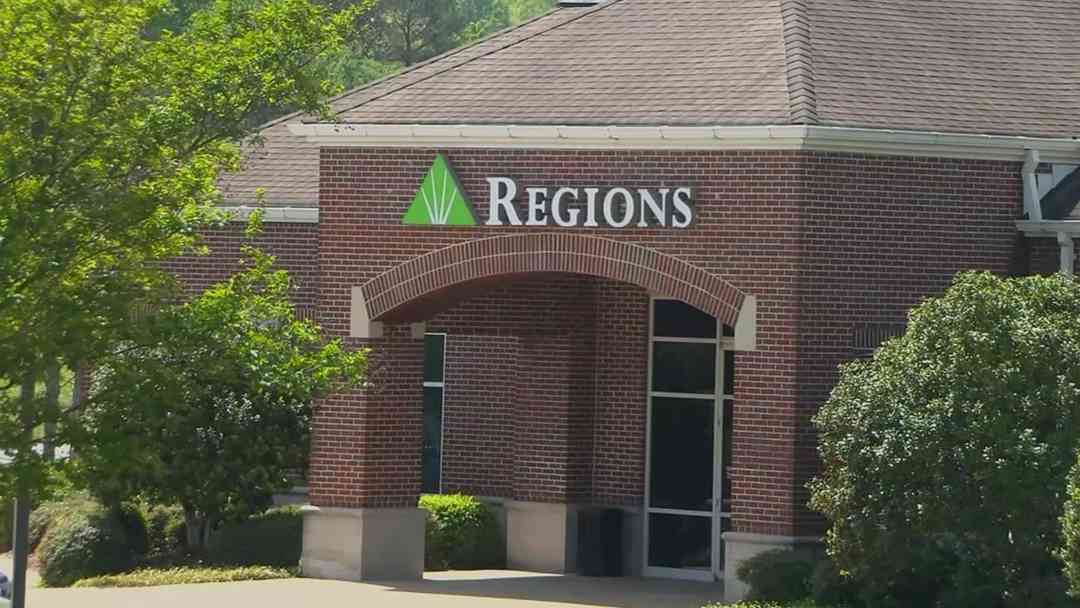 Mujer mayor roba banco y luego se entrega para devolver el dinero en Alabama | ViX