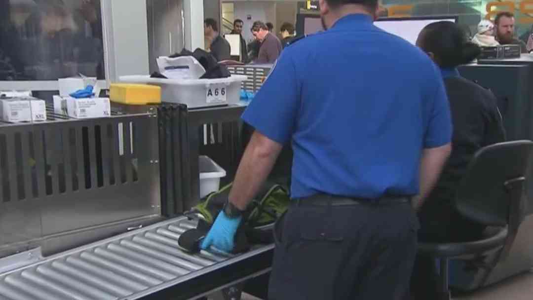 DHS ordena regreso de miles de empleados a sus puestos sin garantía de recibir su próximo sueldo | ViX