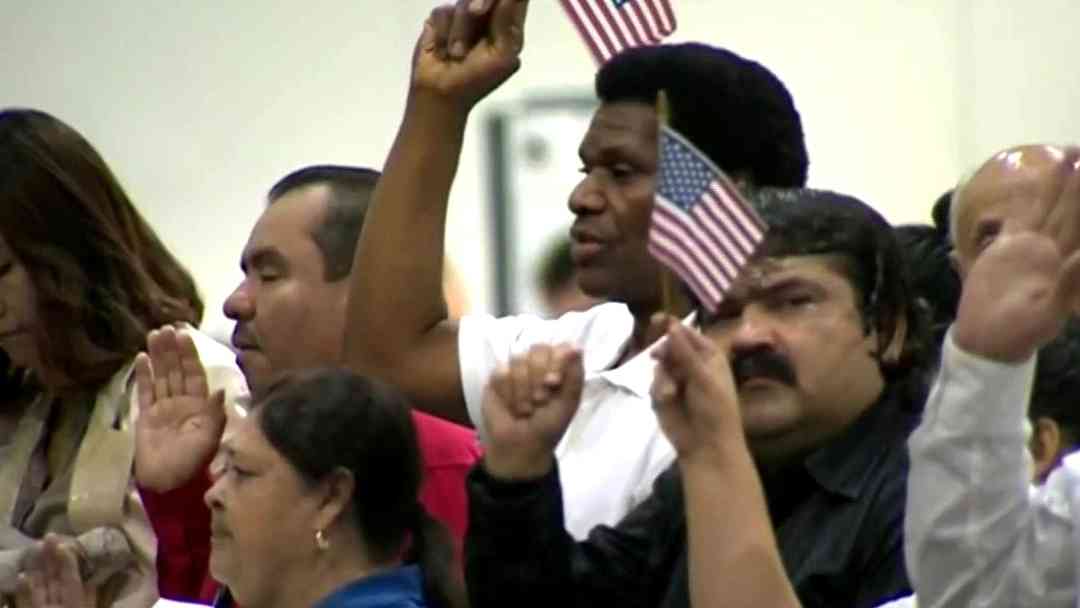 Nuevos ciudadanos en EEUU a la baja, comunidad latina muestra temor y rechazo | ViX