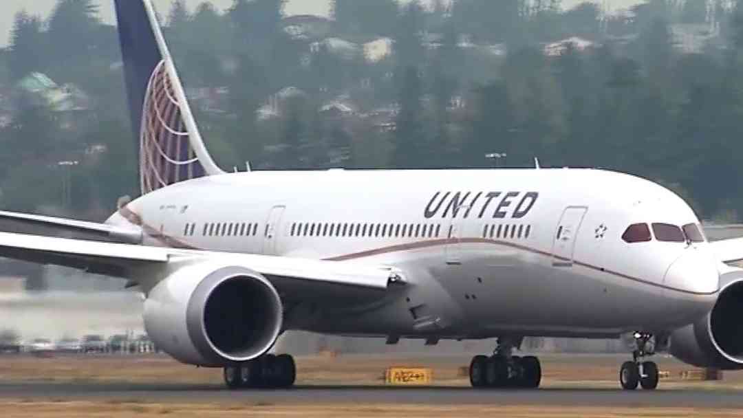 Noticias de negocios en 1 minuto: ¿United Airlines y American Airlines se fusionarán? | ViX
