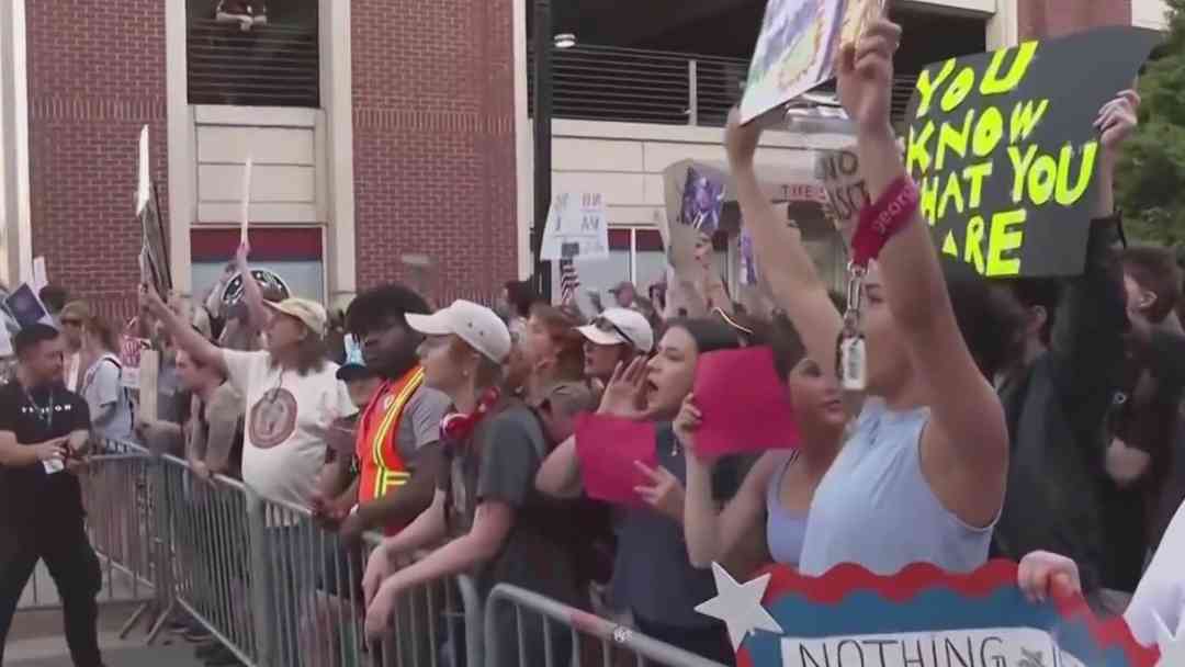 Se manifiestan por imagen con matíz religioso de Trump afuera del Turning Point | ViX