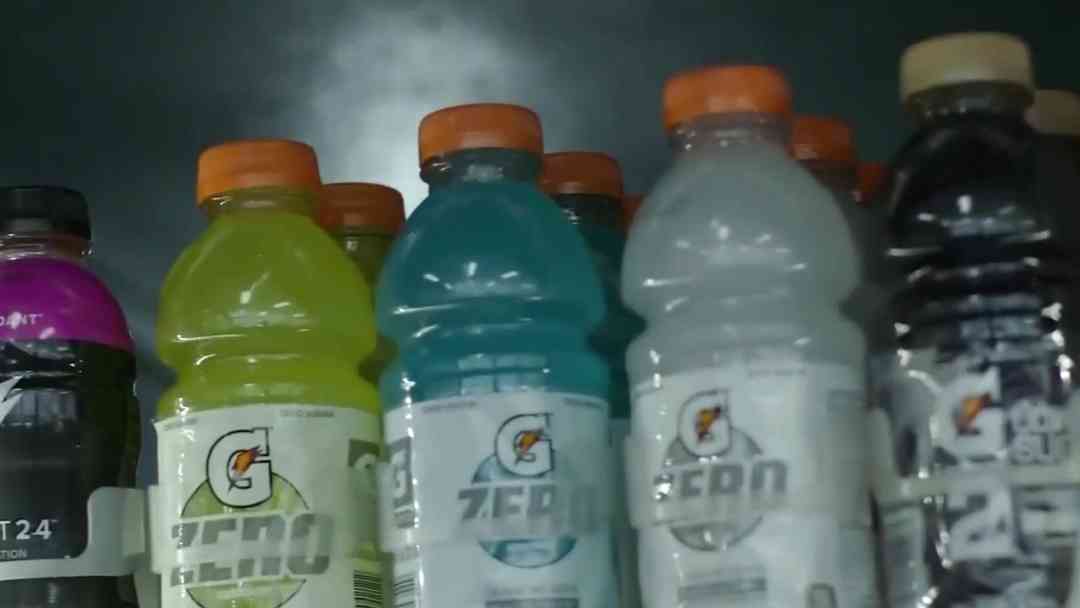 Noticias de negocios en 1 minuto: Gatorade enfrenta a la competencia con importantes cambios | ViX