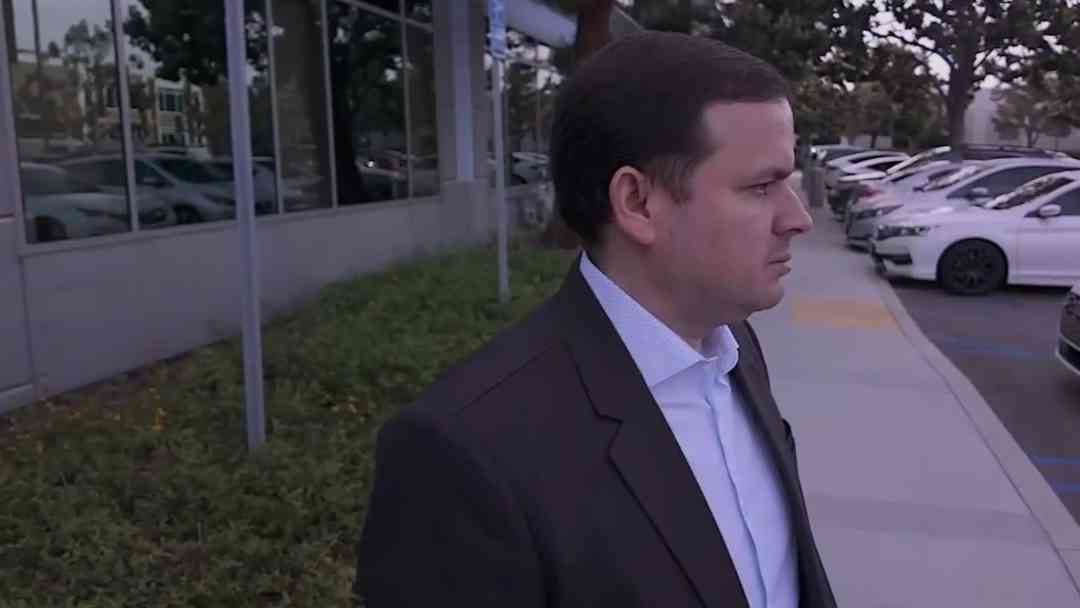 Venezolano acude a cita de asilo en California tras detención de su esposa | ViX