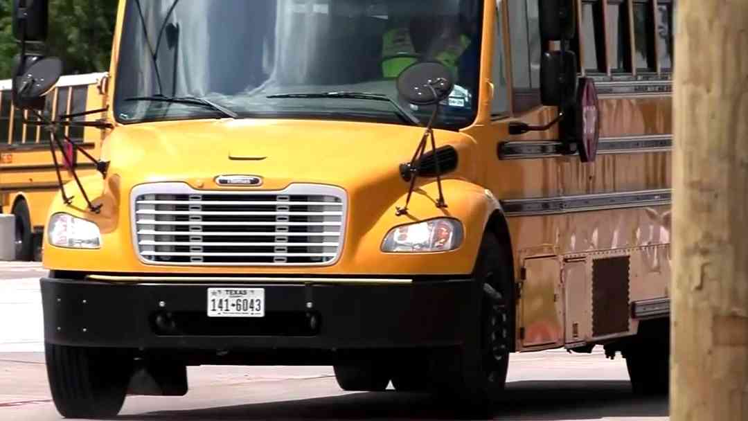 Envían a la cárcel a conductor de autobús escolar por abuso de niña en Texas | ViX